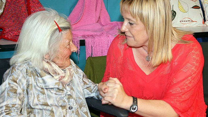 Apoyo. La edil de Bienestar Social, Mariví Romero, junto a una anciana en un centro de mayores.