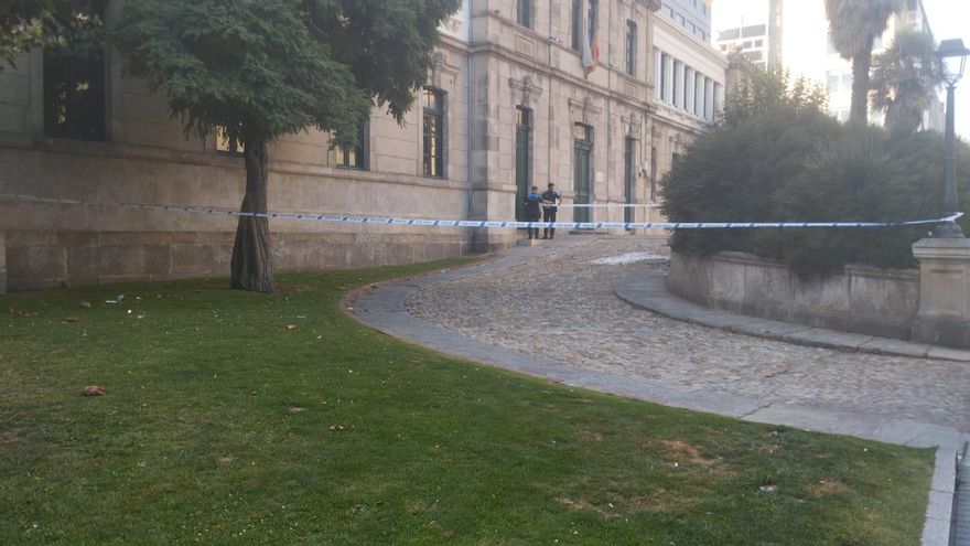 Despliegue de bomberos por un fuego en un sofá abandonado ante el Eusebio da Guarda de A Coruña