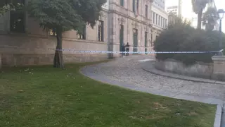 Despliegue de bomberos por un fuego en un sofá abandonado ante el Eusebio da Guarda de A Coruña