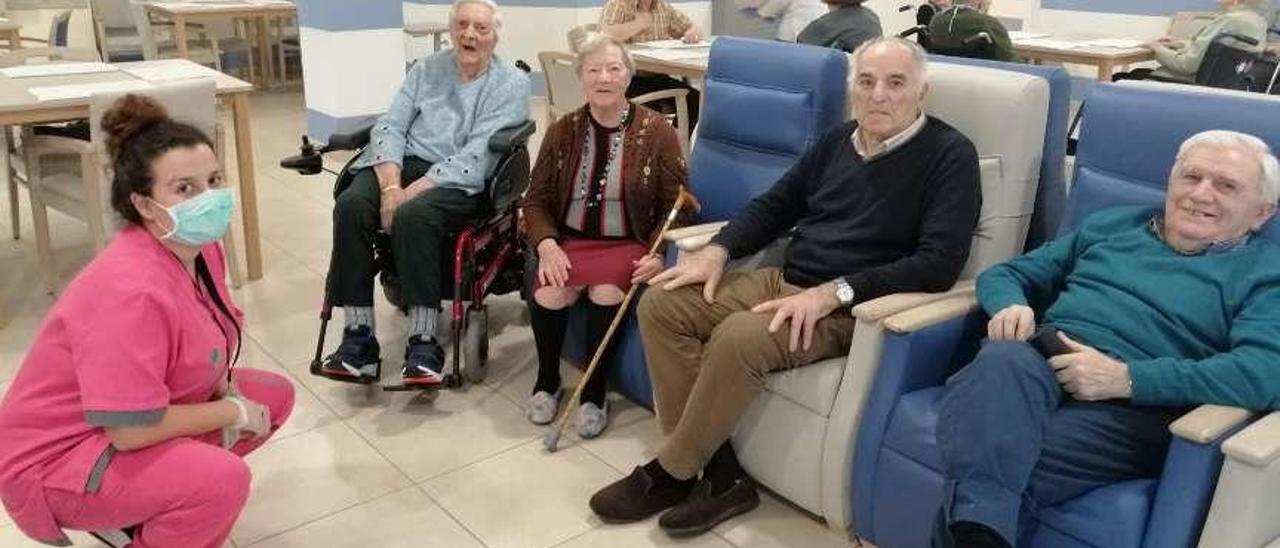 Por la izquierda, Puri Blanco, Nieves Rodríguez, Mario Luengo y Marcelino Cardeli, con su animadora y experta en comunicación, Noemí Clavijo, en la residencia Hospital Gijón.