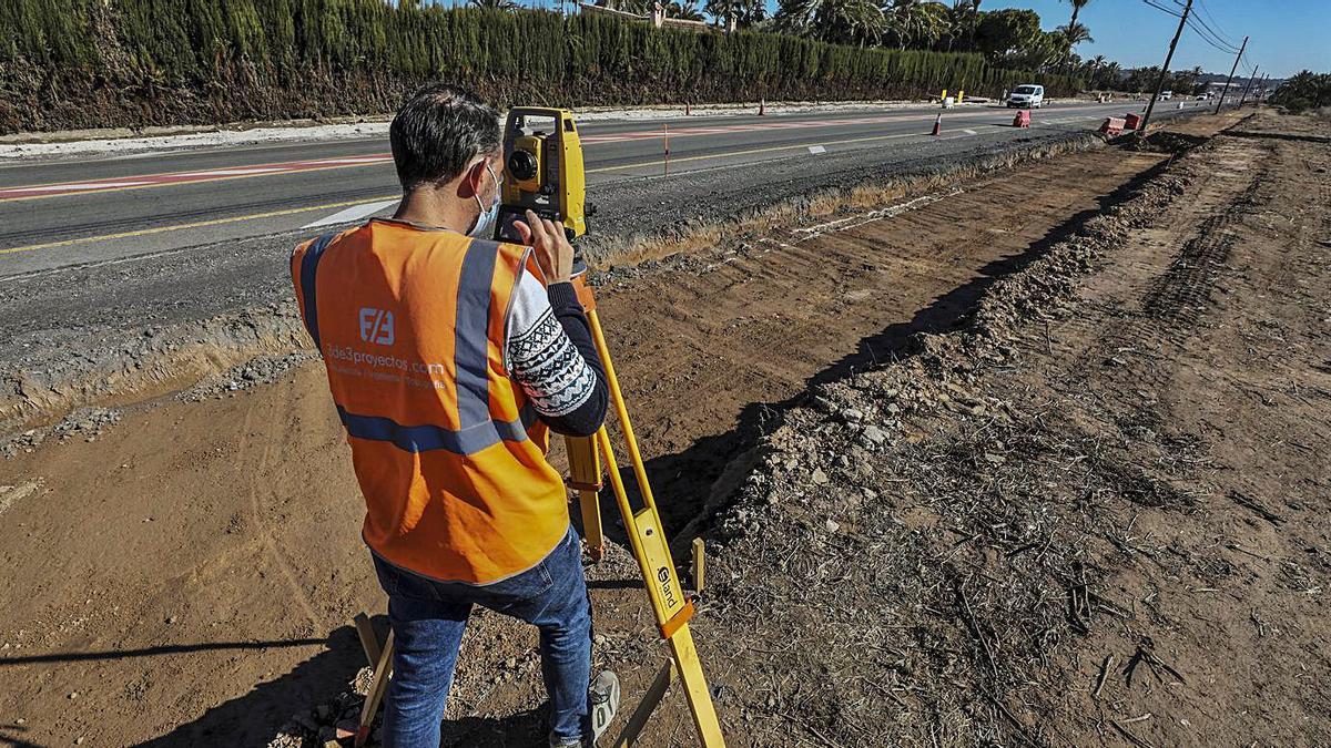 Un técnico de la empresa realizando labores topográficas en la carretera de Santa Pola. | ANTONIO AMORÓS