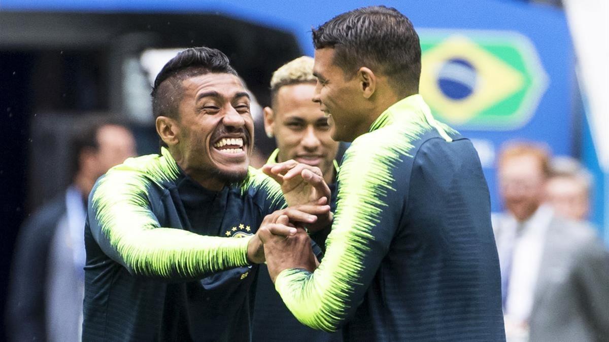 Paulinho y Thiago Silva, en el último entrenamiento antes del partido contra Costa Rica.