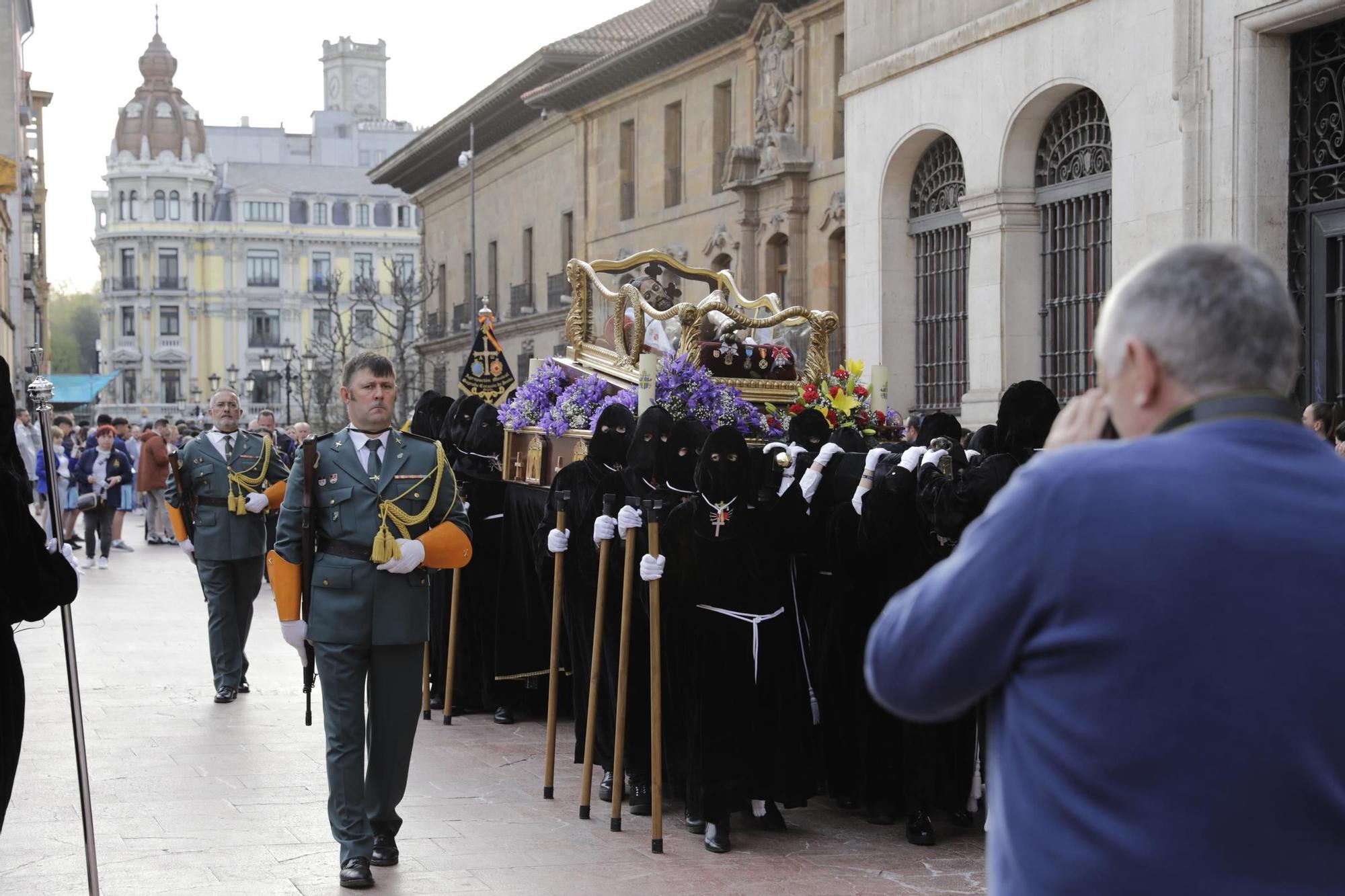 La procesión intergeneracional del Santo Entierro emociona Oviedo