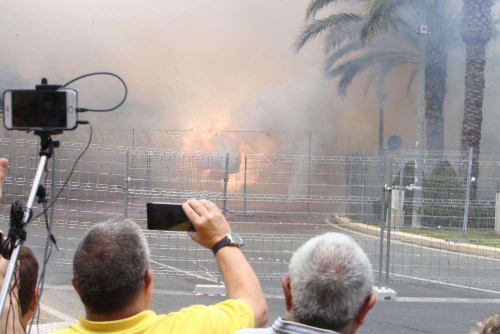 Primera mascletá de las Hogueras del 90 aniversario.