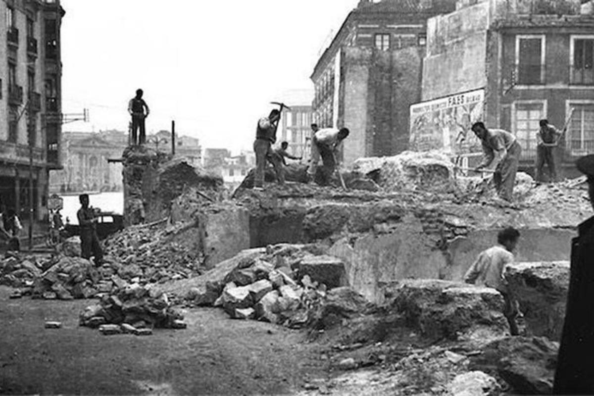Los obreros, en plena demolición de los baños árabes de Murcia.