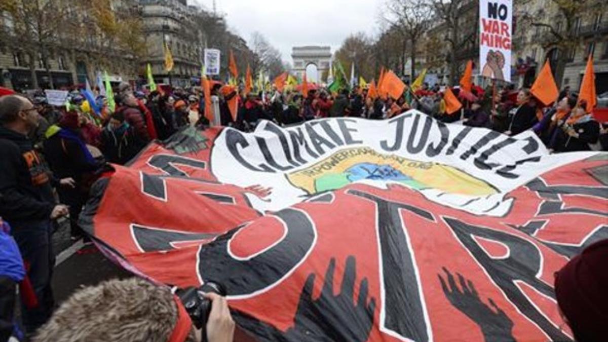 Activistas contra el cambio climático se manifiestan en París, el sábado.