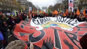 Activistas contra el cambio climático se manifiestan en París.