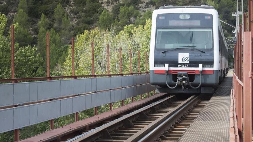 Un tren de ferrocarrils passant pel pont de la zona dels Carburos, en terme de Castellgalí