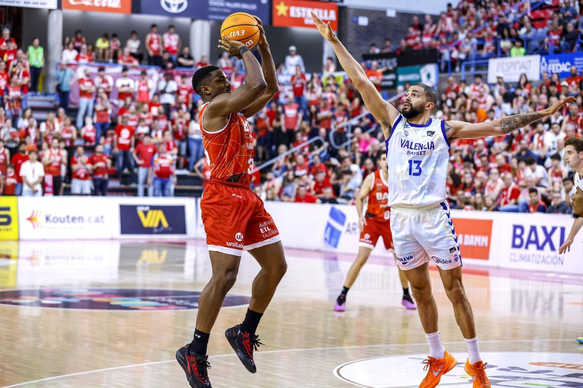 Retin Obasohan llançant davant de Darius Thompson diumenge