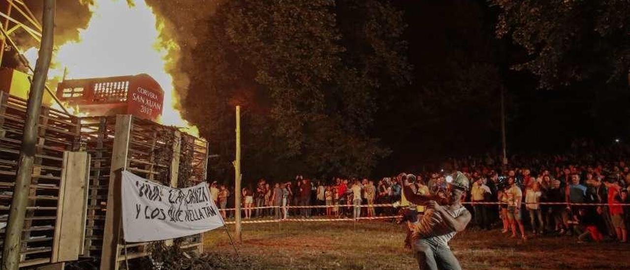 La celebración en torno a la hoguera de Trasona el año pasado.