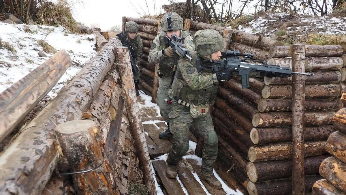 Soldados del "San Quintín" entrenando en condiciones invernales en Lest.