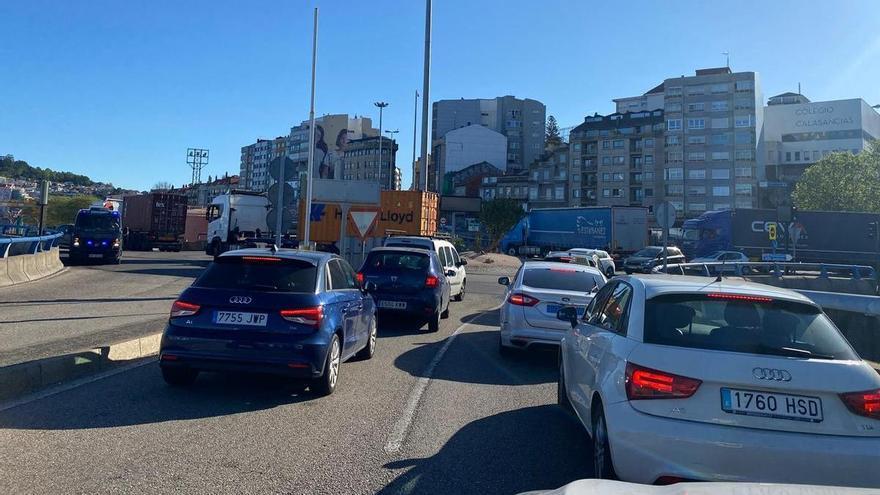 Un camión bloquea la rotonda de acceso al puerto y el atasco llega hasta Beiramar