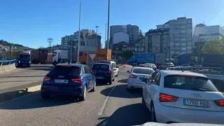 Tapón en Teis con atasco que se extiende hasta Beiramar