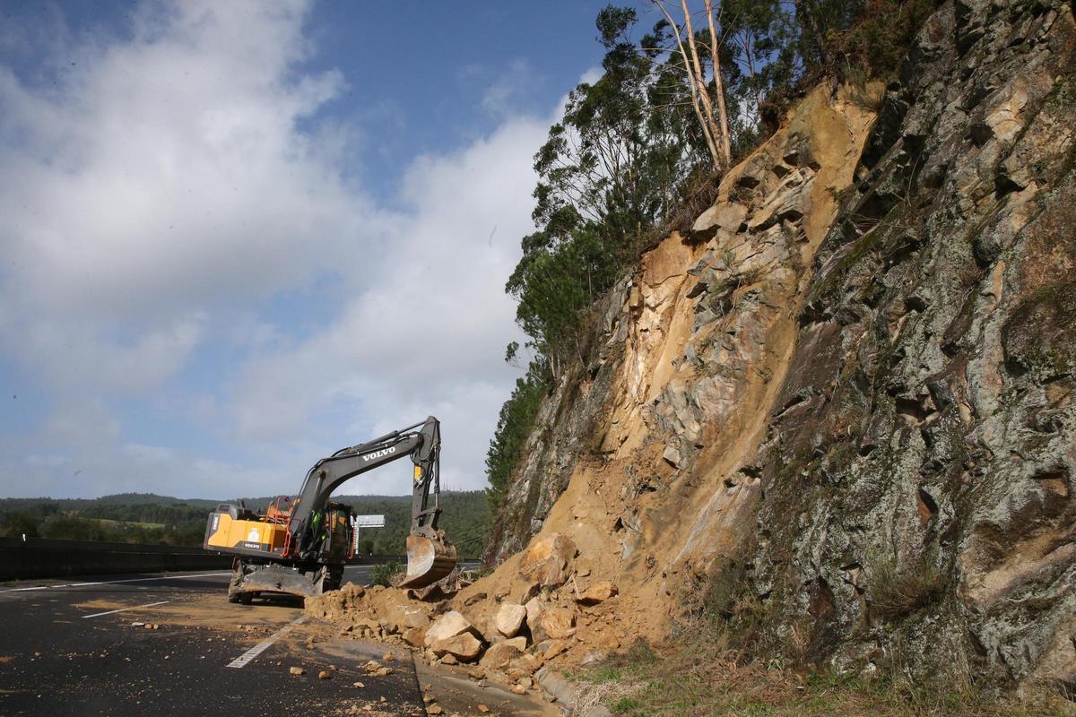 Operarios de carreteras reparando el desprendimiento en la Autovía en Domaio.
