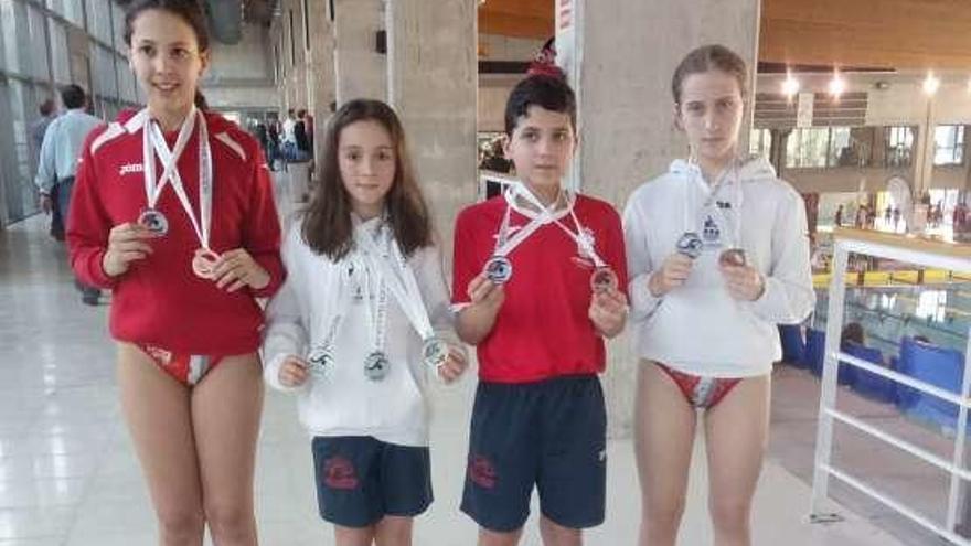 Los nadadores del club de Culleredo, con sus medallas.