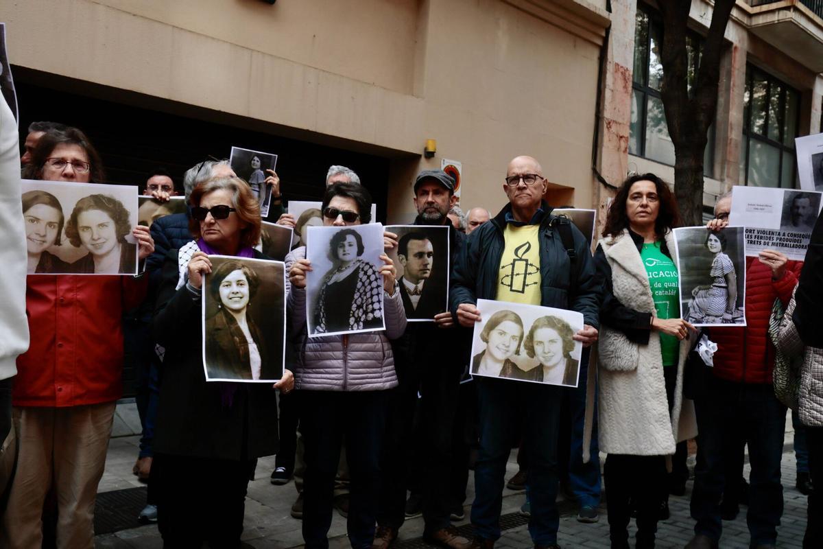 Familiares de represaliados del franquismo protestaron el martes en el exterior del Parlament mientras se producía la votación