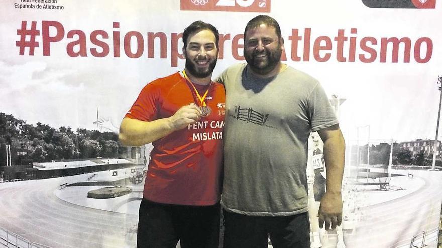 José Ángel Pinedo posa con su medalla junto a su entrenador Juan José Vellibre.