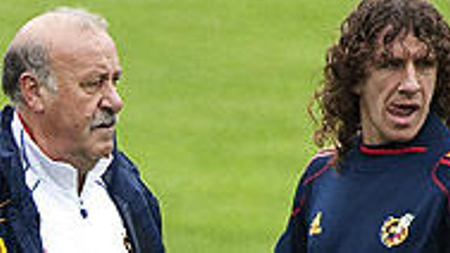 El seleccionador nacional, Vicente Del Bosque, junto a Carles Puyol, en el entrenamiento de este lunes en Schruns (Austria)