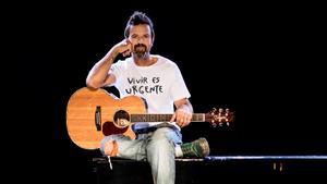 Pau Donés, con la camiseta diseñada por él en un concierto benéfico celebrado en la Plaza del Zócalo de Ciudad de México (octubre de 2017), dos años después de anunciar que tenía cáncer.