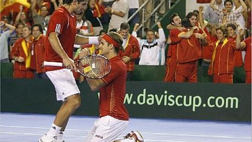 Feliciano López i Fernando Verdasco celebren el triomf contra David Nalbandian i Agustin Calleri.