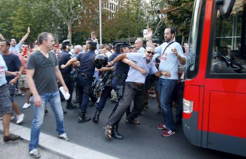 Fotogalería: Tensión entre policías y trabajadores de AUZ