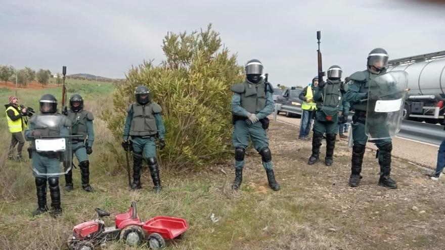 Los agricultores en Zafra a la Guardia Civil: "Guardáos la porra"