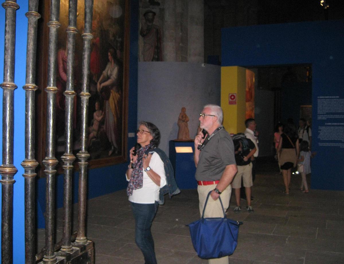 Visitantes admiran las obras de arte que conforman Aqva expuestas en la Colegiata.