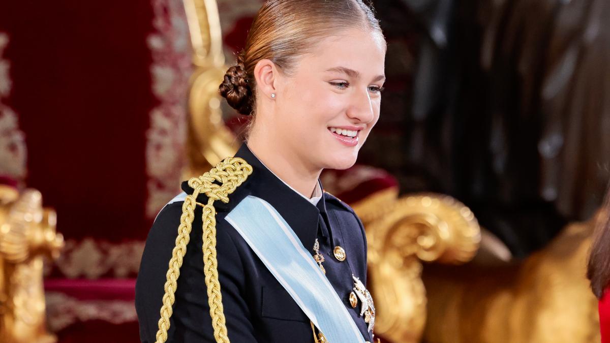 Los gestos de la princesa Leonor y los reyes en el besamanos a la llegada de sus compañeros de La Armada