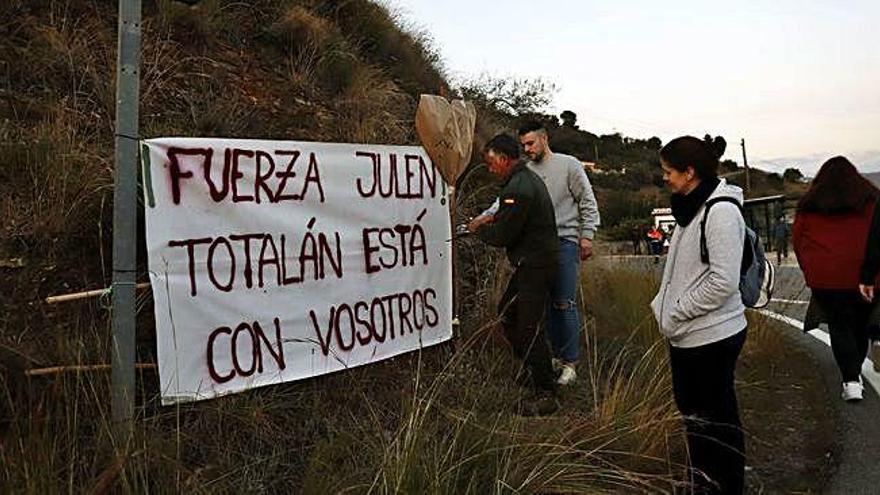 Pancarta de suport al nen caigut en un pou a les proximitats de la finca de Totalán.