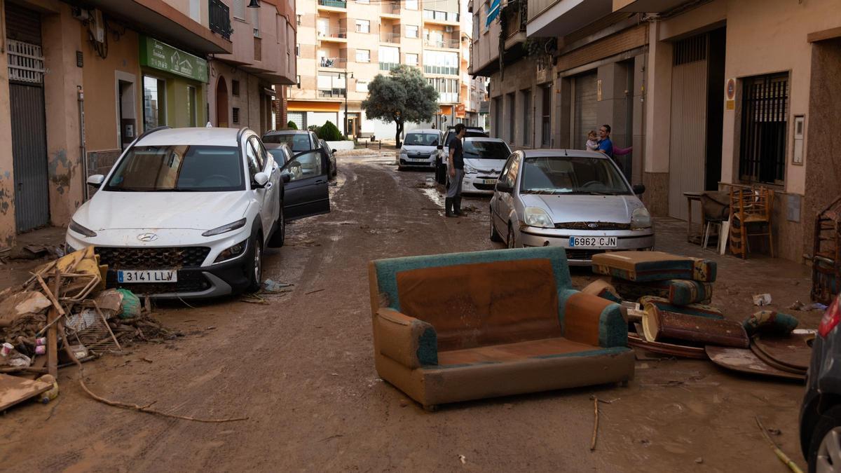 Una calle de L'Alcúdia (Valencia), con muebles en el exterior por la DANA.