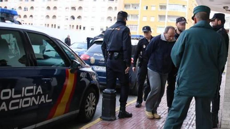 Agentes de la Policía Nacional ayer con los dos detenidos al llegar a los juzgados de Torrevieja.