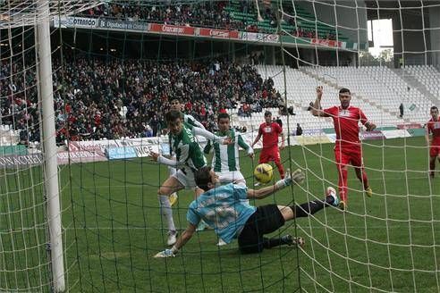 El Córdoba golea al Murcia (5-0)
