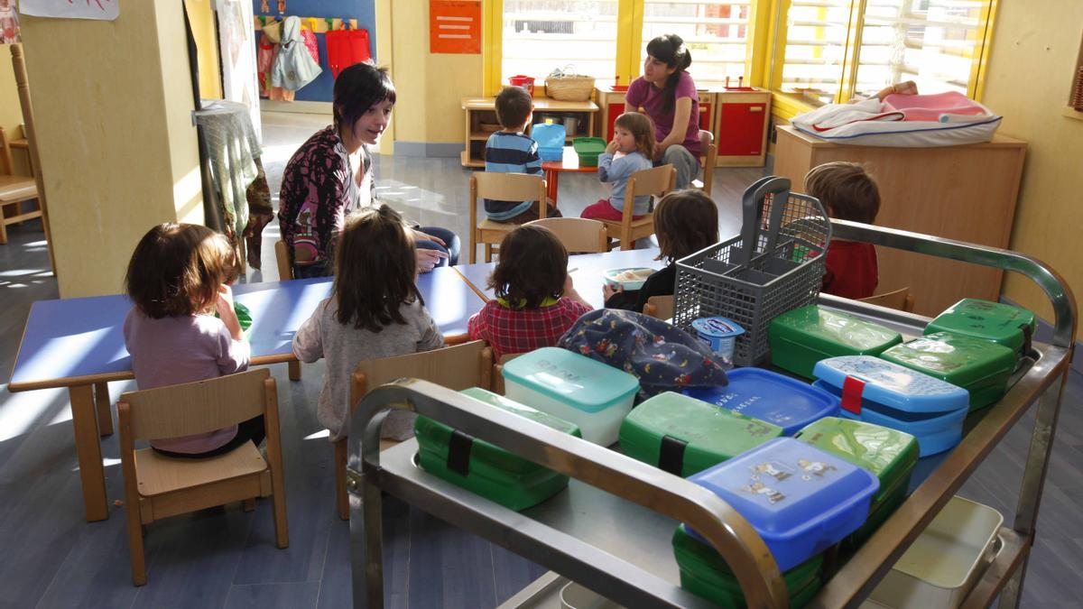 Un comedor escolar en un colegio en una fotografía de archivo.