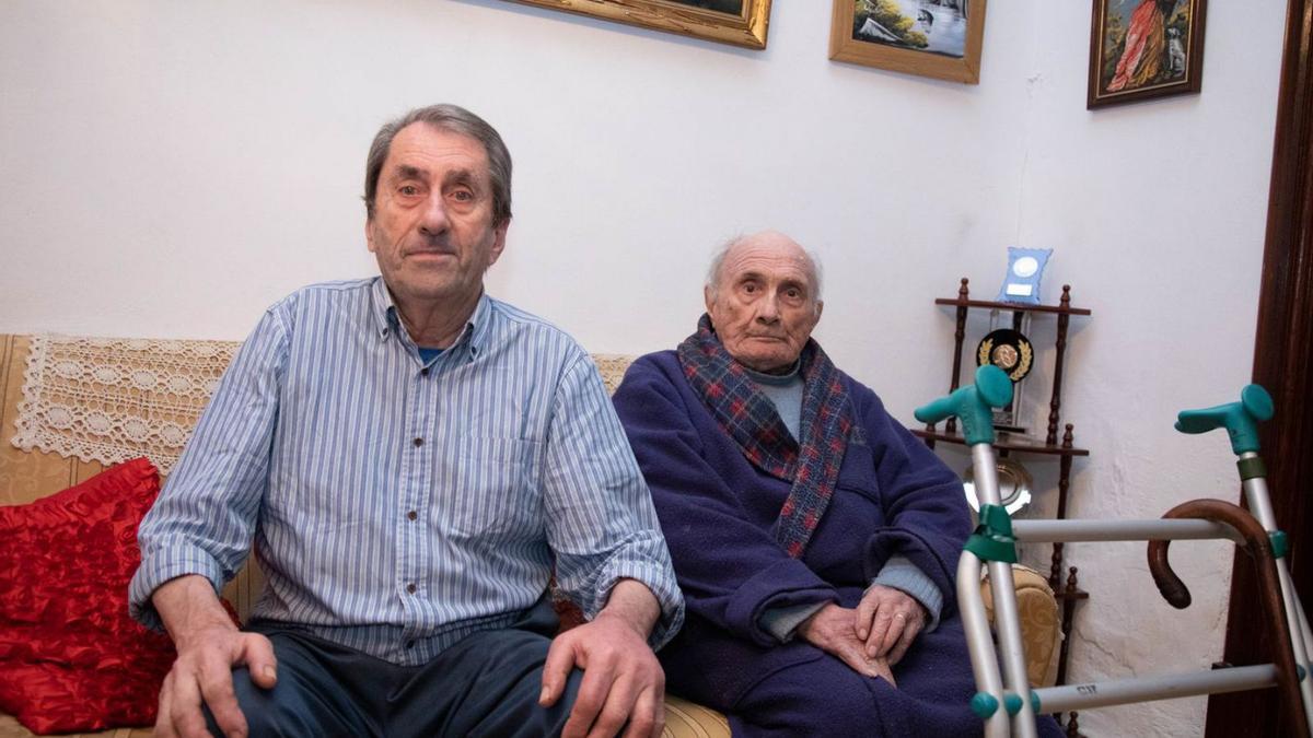 Gabriel Garau y Pedro Bestard, en su domicilio de Palma donde, presuntamente, les estafaron.