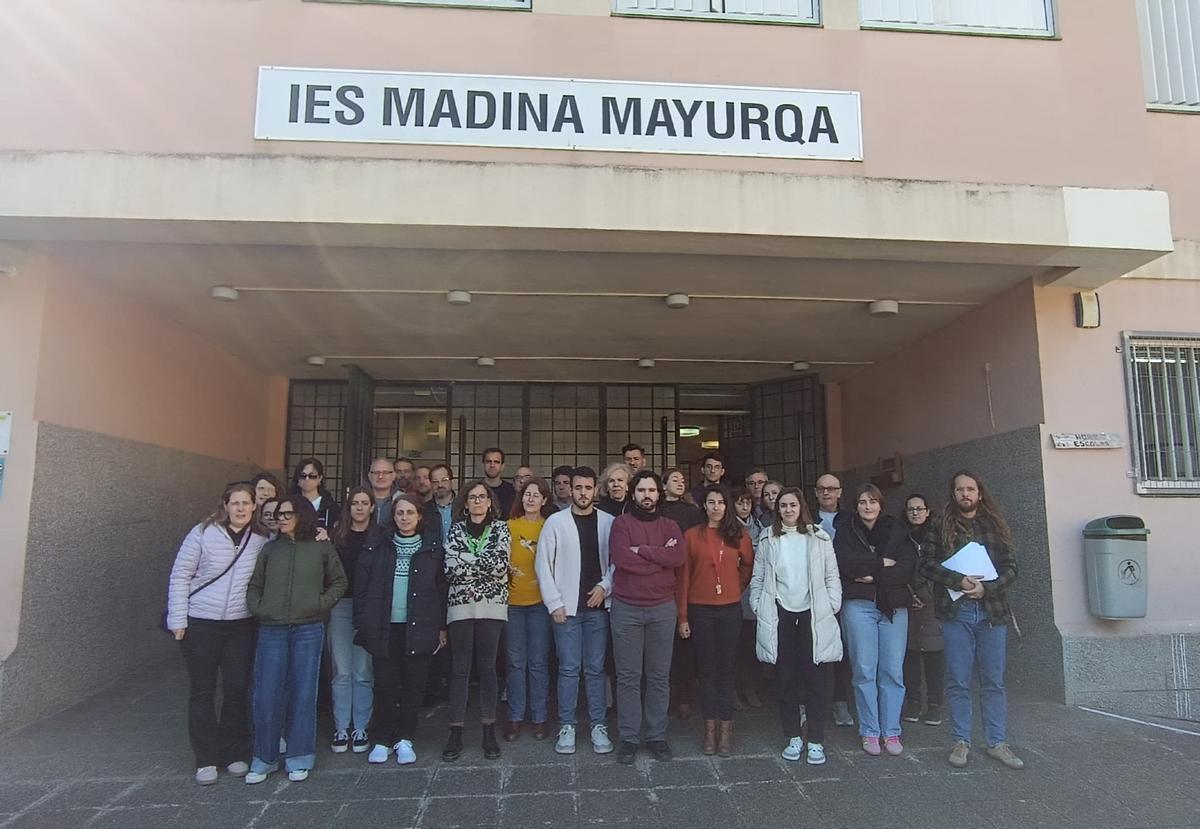Profesores del IES Madina Mayurq, este lunes, a las puertas del centro en apoyo al docente de Andratx.