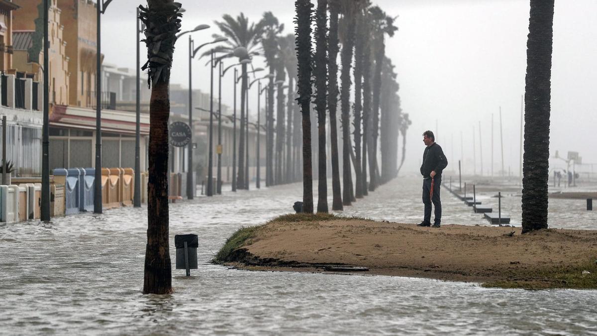 La playa de la Patacona (Valencia), inundada por la borrasca 'Gloria' en enero de 2020.