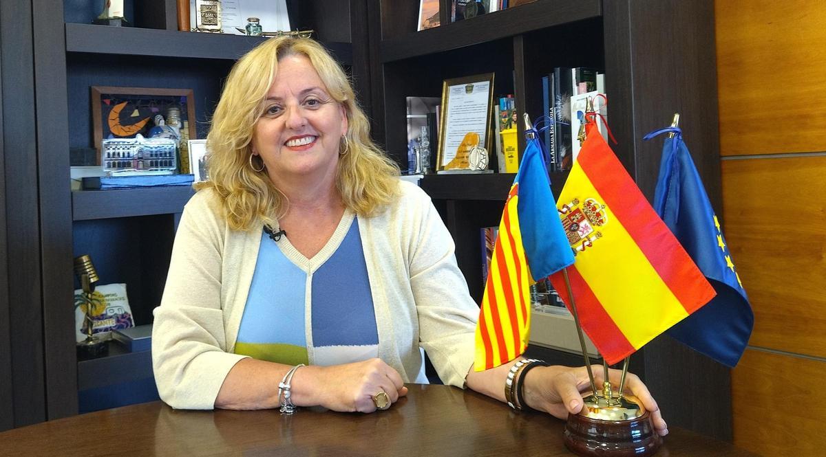 La alcaldesa, en su despacho, con la Senyera y las banderas de España y la Unión Europea