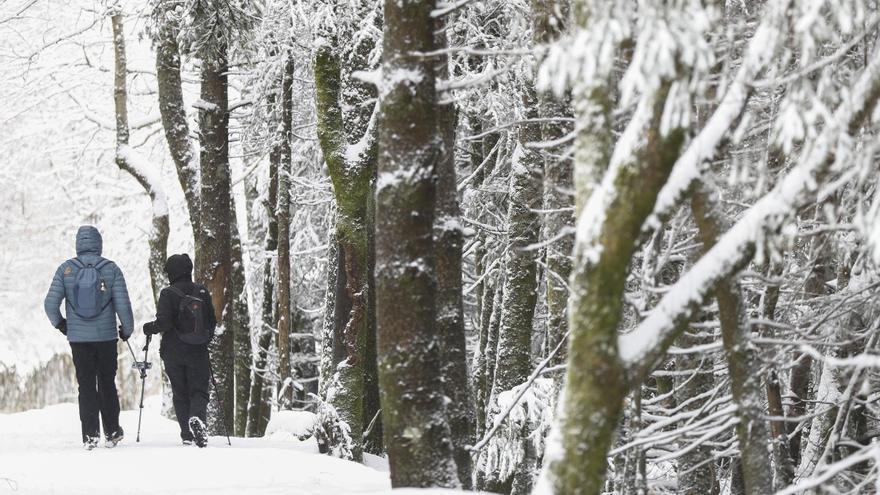 El temporal mantiene en alerta Galicia por nieve y olas de hasta 10 metros