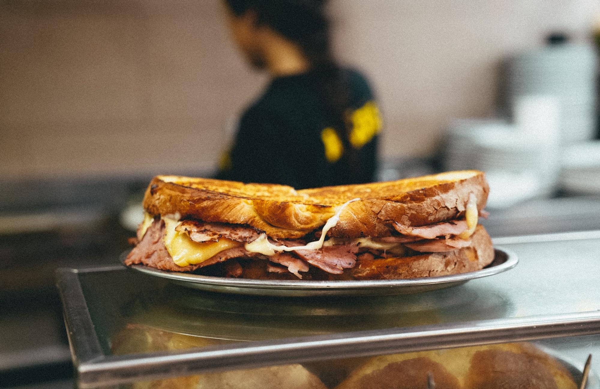 El bocadillo conocido como “zapatilla” junto con las croquetas son uno de los platos mas característicos del Bar Melo´s en Madrid.