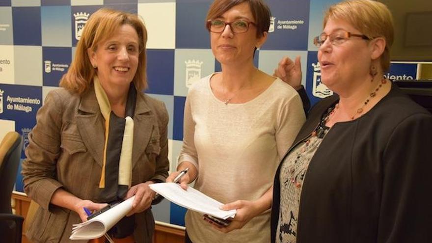 María  Gámez junto a las concejales Begoña Medina y María del Carmen Moreno.