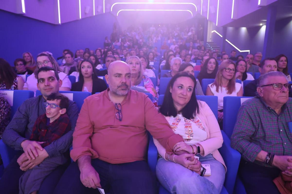 Enrique Guillén y Nati Aliaga, padres de Elías, entre el público viendo el homenaje a su hijo