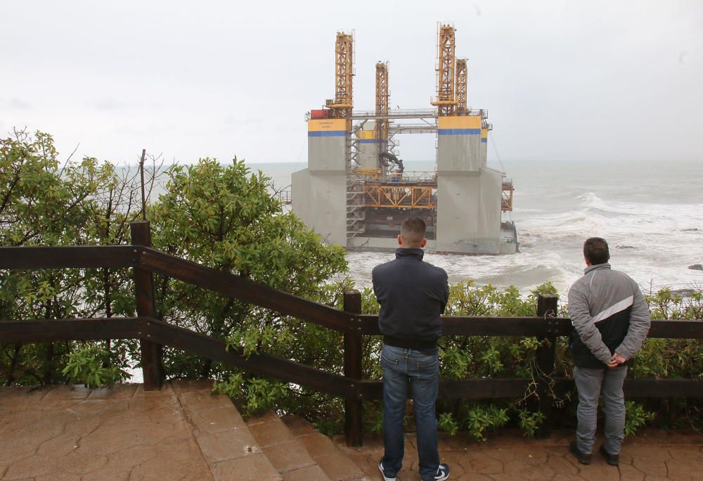 La estructura, de 43 metros de eslora, se soltó del enganche con el remolcador que la llevaba a Cádiz