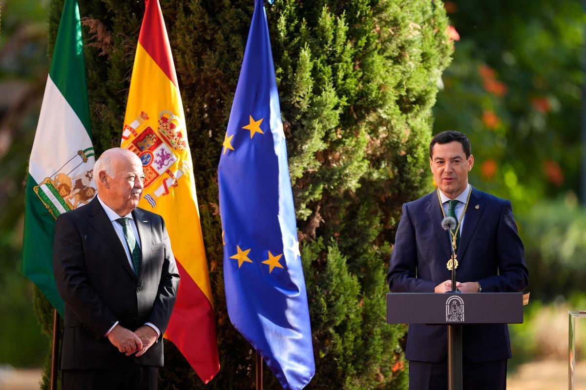 Juanma Moreno en su discurso de la toma de posesión, junto al presidente del Parlamento andaluz, Jesús Aguirre,.