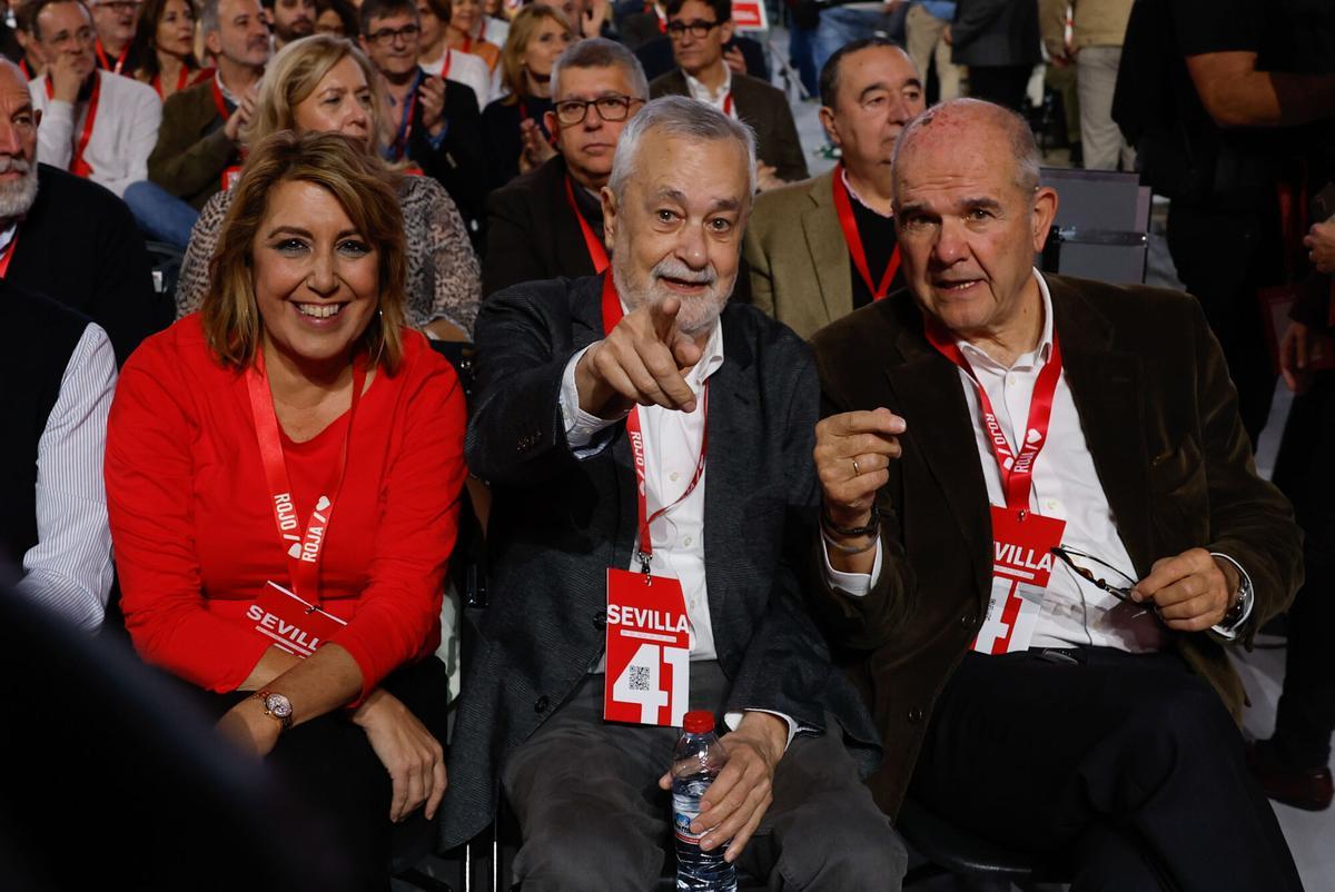Los expresidentes de la Junta de Andalucía Susana Díaz, José Antonio Griñan y Manuel Chaves, al comienzo del 41 Congreso Federal del PSOE en Sevilla