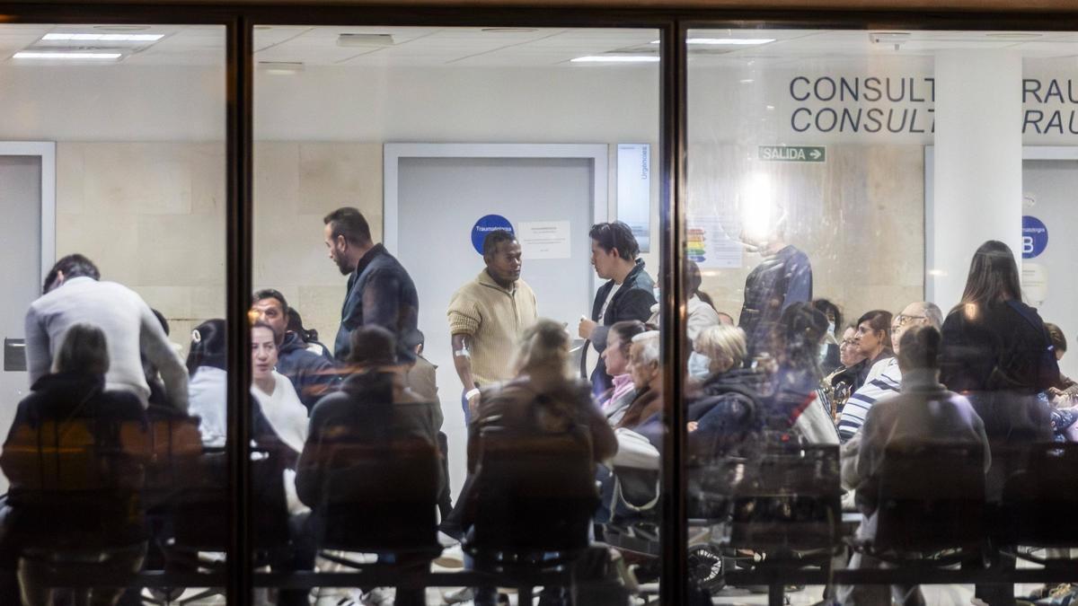 La sala de espera de Urgencias de La Fe, llena en pleno pico de gripe.