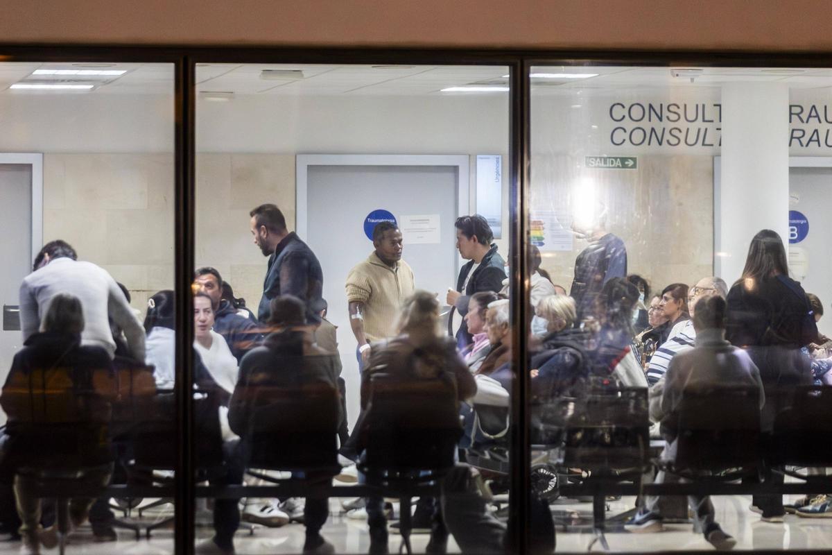 La sala de espera de Urgencias de La Fe, llena en pleno pico de gripe.