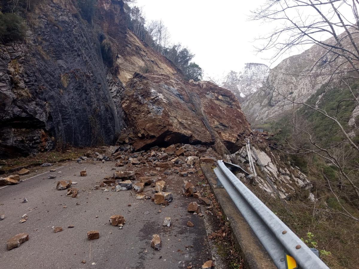 El desprendimiento que cortó a la altura de Pesoz el corredor del Navia, el eje que une la costa con Grandas de Salime