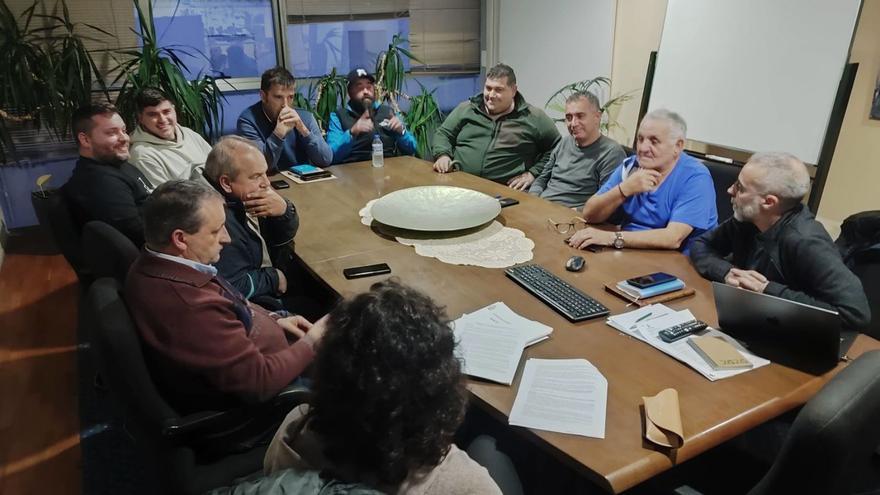 Reunión de taxistas con portavoces políticos de Cangas, el jueves por la noche.