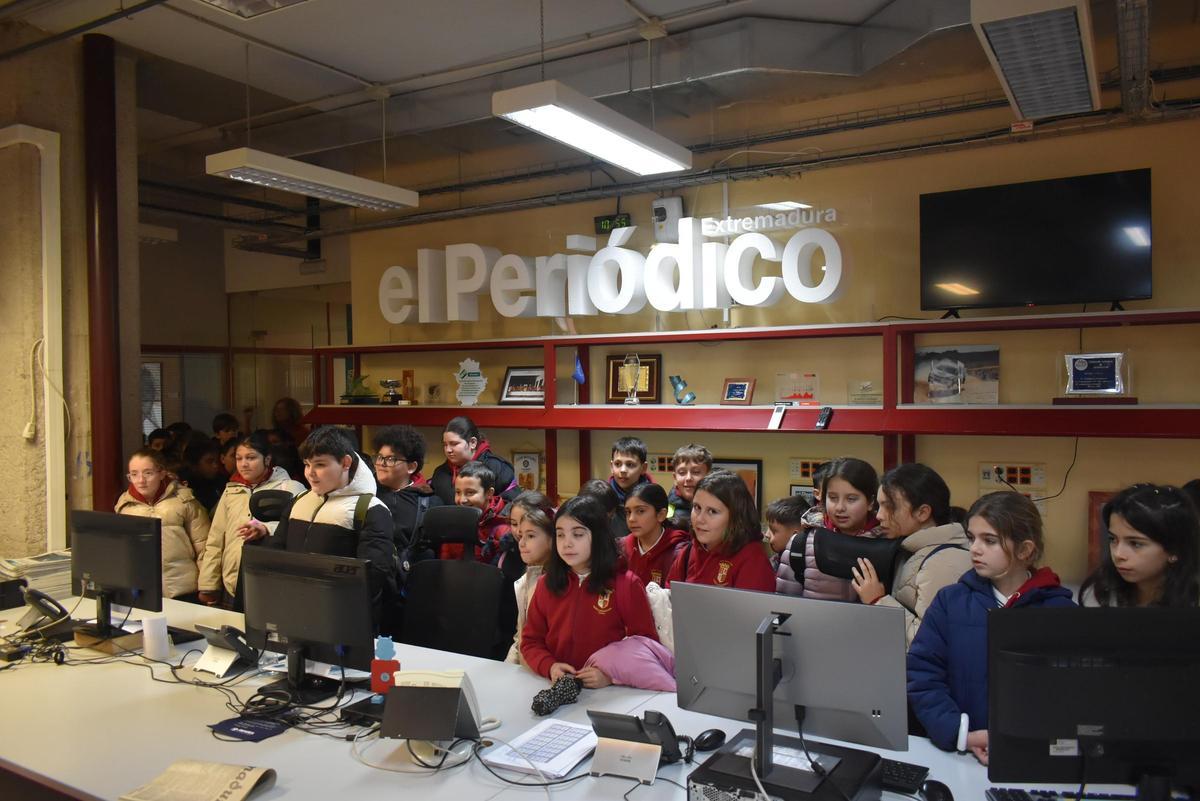 Fotogalería | El colegio María Auxiliadora de Cáceres visita El Periódico Extremadura