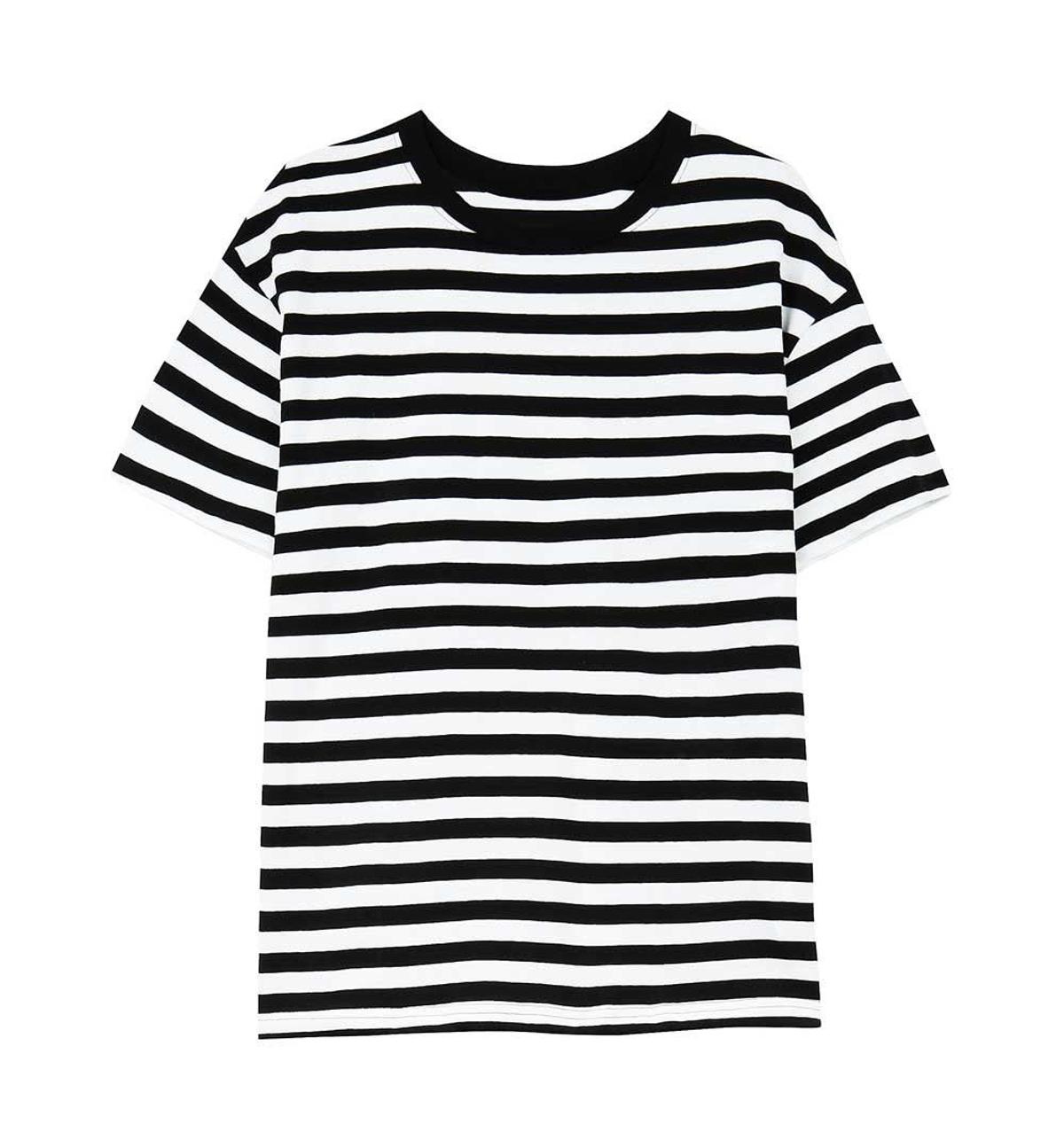 Camiseta de algodón de rayas blancas y negras de Bershka (Precio: 9, 99 euros)